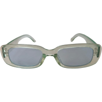 ילדה רעה מתחצפת