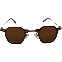 היא צופה לה במרפסת