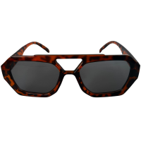 יושבים בחוף אל מול המים